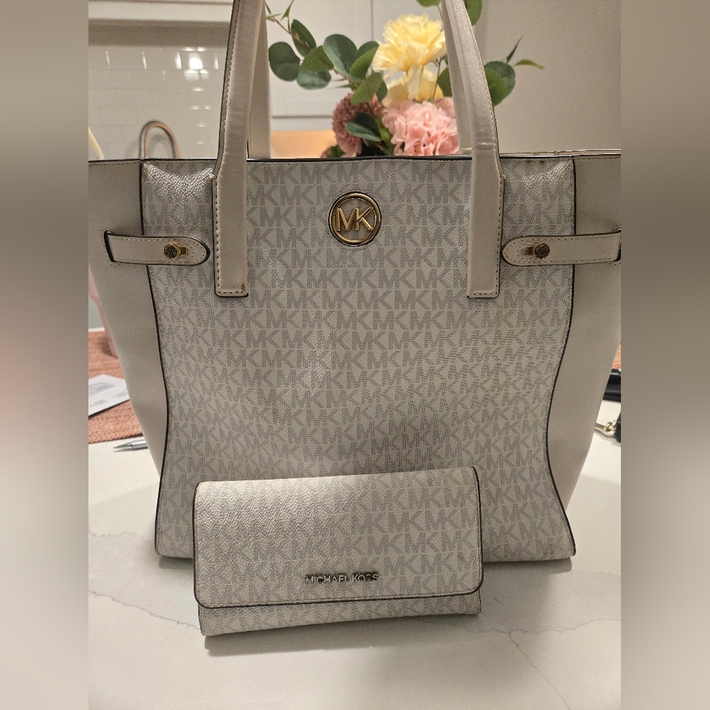 Michael KORS Purse And Wallet Set